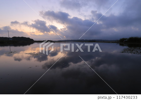 水面に映る朝焼け 水面に映る朝焼け 117430233