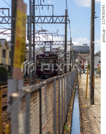 住宅地を走る能勢電鉄の車両 住宅地を走る能勢電鉄の車両 117430345