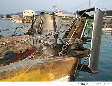 底曳き網漁船の船尾 底曳き網漁船の船尾 117430407
