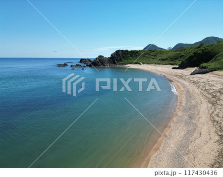 丹後半島のマリンブルーの海岸線の空撮 117430436