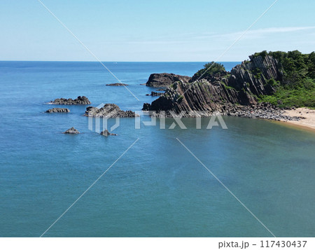 丹後半島のマリンブルーの海に浮かぶ立岩の空撮 117430437