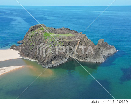 丹後半島のマリンブルーの海に浮かぶ立岩の空撮 丹後半島のマリンブルーの海に浮かぶ立岩の空撮 117430439