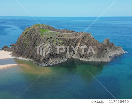 丹後半島のマリンブルーの海に浮かぶ立岩の空撮 117430440