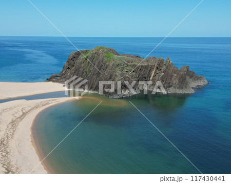 京都府丹後町のマリンブルーの海に浮かぶ立岩の空撮 京都府丹後町のマリンブルーの海に浮かぶ立岩の空撮 117430441