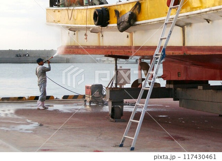 漁船のメンテナンス　船底の貝取り 117430461