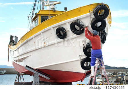 漁船の衝撃吸収タイヤのメンテナンス 117430463