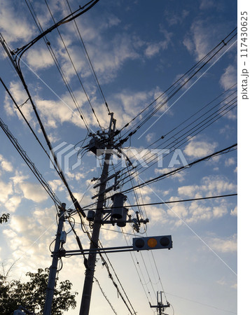 街中から見上げる早朝の青空と電柱 街中から見上げる早朝の青空と電柱 117430625