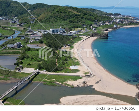京都府丹後町の柱状節理の立岩付近の海岸の空撮 117430650