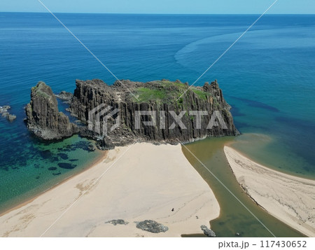京都府丹後町の立岩の美しい海岸線の空撮 京都府丹後町の立岩の美しい海岸線の空撮 117430652