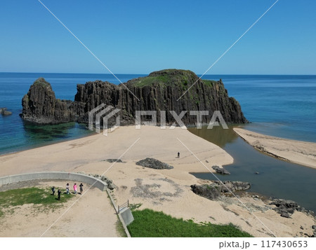 京都府丹後町の立岩の美しい海岸線の空撮 京都府丹後町の立岩の美しい海岸線の空撮 117430653