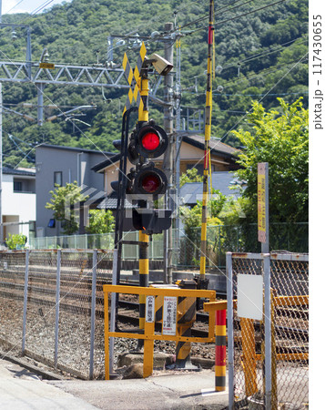 警報が作動中の遮断機 警報が作動中の遮断機 117430655