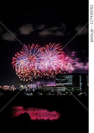 夏の夜空を彩る花火 117430762
