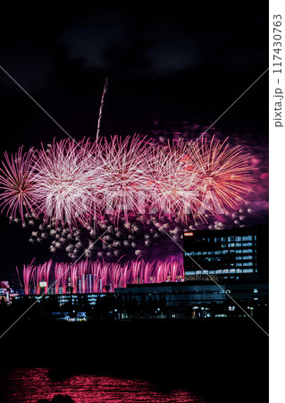 夏の夜空を彩る花火 117430763