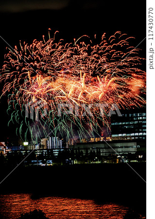 夏の夜空を彩る花火 117430770