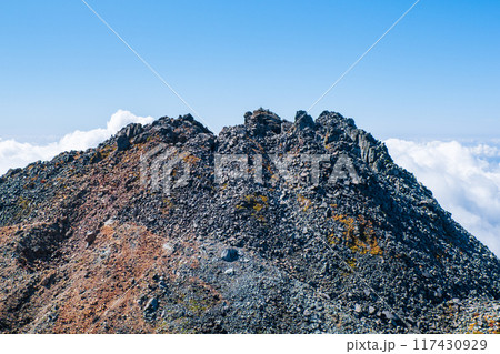 秋の鳥海山登山:七高山から新山の眺め 秋の鳥海山登山:七高山から新山の眺め 117430929