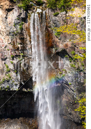 華厳の滝と虹 117430961