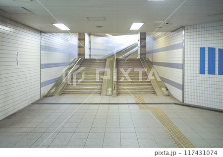 地下道とスロープ付き階段 地下道とスロープ付き階段 117431074