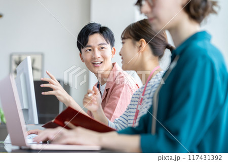オフィスで働く若いエンジニア 117431392