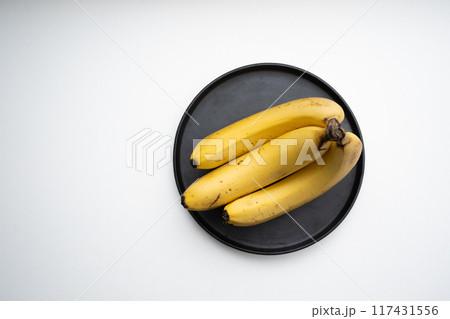 黒い皿に乗ったバナナ 黒い皿に乗ったバナナ 117431556