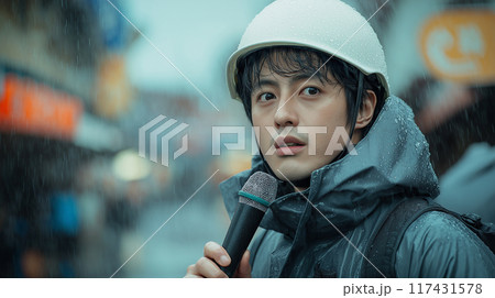 台風の中マイクを握るリポーター 117431578