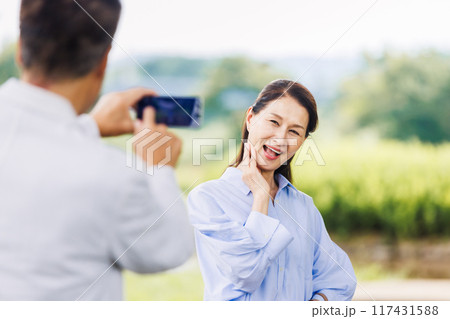 スマホで写真を撮るシニア夫婦 スマホで写真を撮るシニア夫婦 117431588