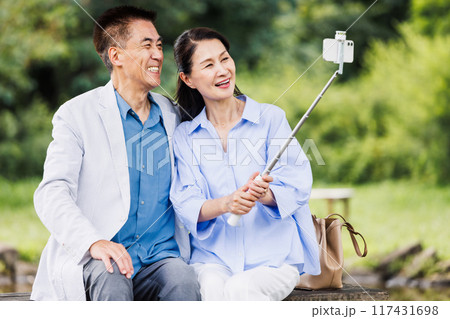 スマホで自撮りするシニア夫婦 スマホで自撮りするシニア夫婦 117431698