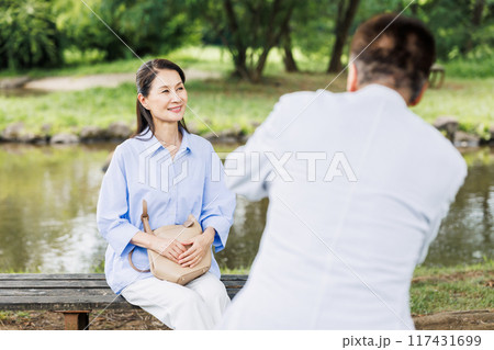 スマホで写真を撮るシニア夫婦 スマホで写真を撮るシニア夫婦 117431699