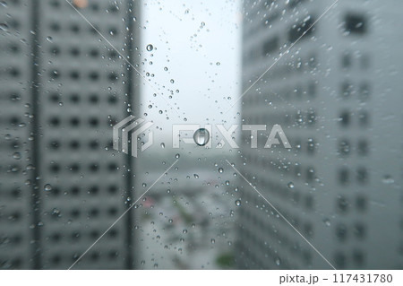 窓ガラスについた雨粒 窓ガラスについた雨粒 117431780