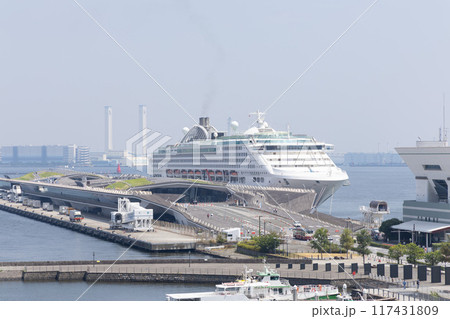横浜】大桟橋に停泊するパシフィック・ワールド 117431809