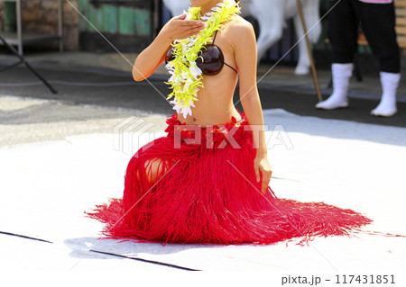 タヒチアンダンスを踊る女性のスカート 117431851