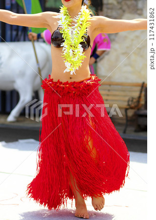 タヒチアンダンス タヒチアンダンスを踊る女性のスカートの写真素材 [117431862] - PIXTA