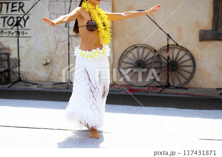 タヒチアンダンスを踊る女性のスカート 117431871