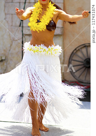 タヒチアンダンスを踊る女性のスカート 117431874
