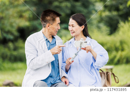 スマホで自撮りするシニア夫婦 117431895
