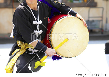 沖縄エイサー踊りの演舞中の大太鼓 117431951