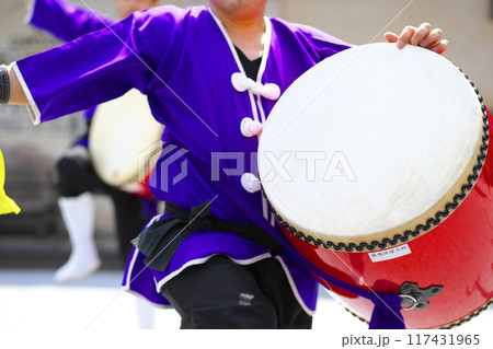 沖縄エイサー踊りの演舞中の大太鼓 沖縄エイサー踊りの演舞中の大太鼓 117431965