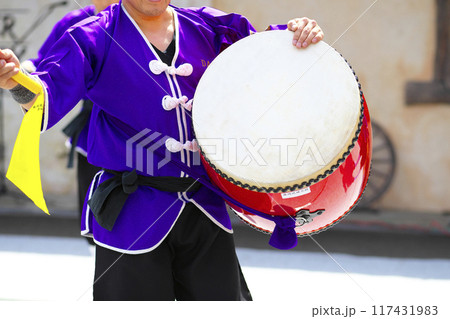 沖縄エイサー踊りの演舞中の大太鼓 117431983