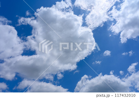初夏の青空に流れる白い雲 117432010