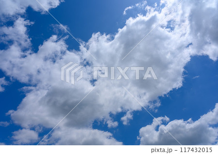 初夏の青空に流れる白い雲 初夏の青空に流れる白い雲 117432015