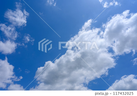 初夏の青空に流れる白い雲 117432025