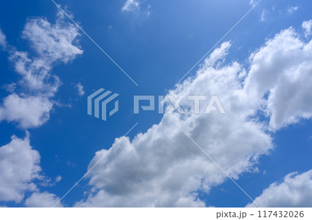 初夏の青空に流れる白い雲 初夏の青空に流れる白い雲 117432026