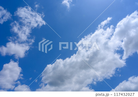 初夏の青空に流れる白い雲 117432027
