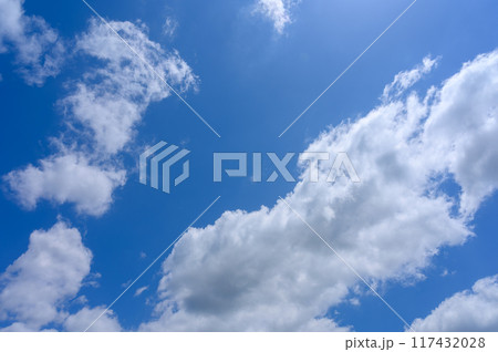 初夏の青空に流れる白い雲 117432028
