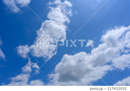 初夏の青空に流れる白い雲 117432032
