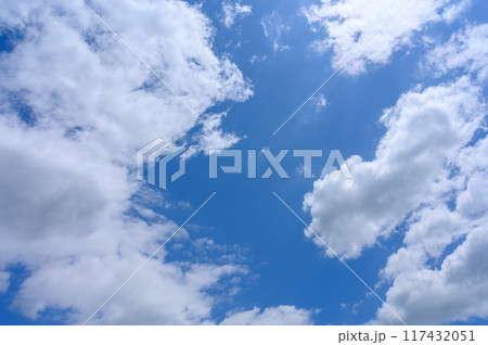 初夏の青空に流れる白い雲 117432051