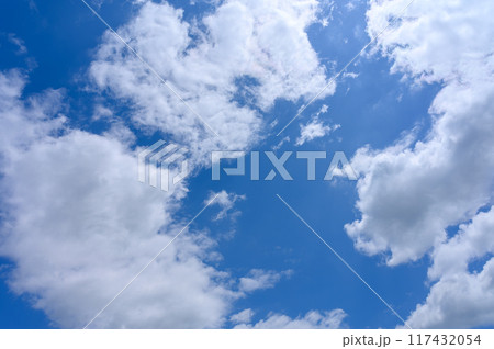 初夏の青空に流れる白い雲 117432054