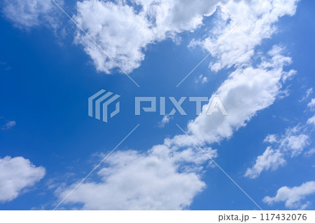 初夏の青空に流れる白い雲 117432076