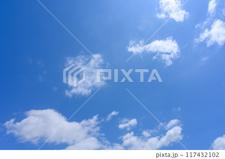 初夏の青空に流れる白い雲 117432102