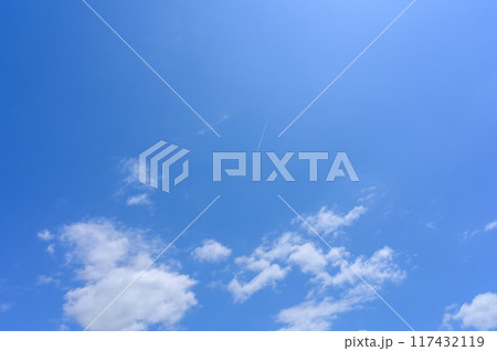 初夏の青空に流れる白い雲 117432119