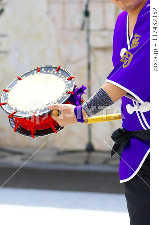 沖縄エイサー踊りの演舞中の締太鼓 117432152